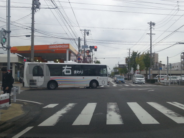 小堤町交差点をひだりにまがるみぎまわり循環線バス (2)