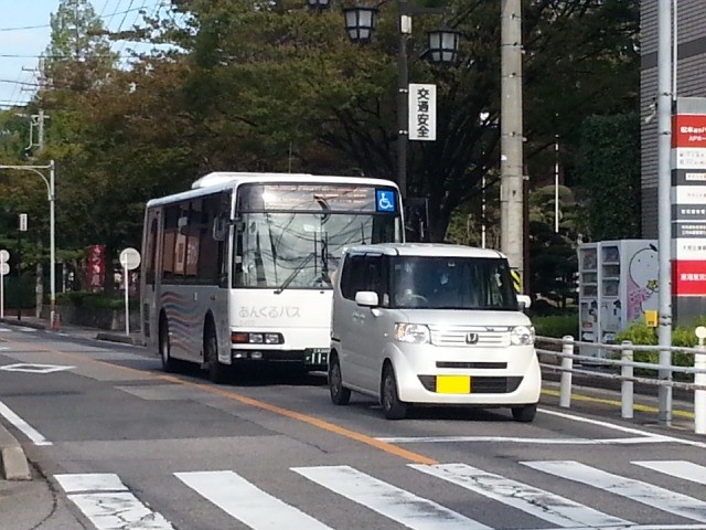 市役所・文化センターバス停をでたみぎまわり循環線バス