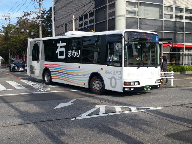市役所・文化センターバス停をでたみぎまわり循環線バス