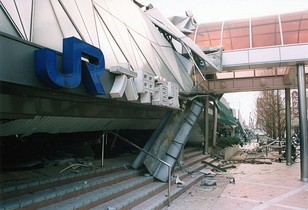神戸地震で倒壊したJR六甲道駅（THE PAGE 大阪）