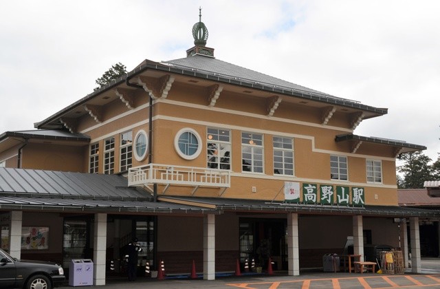 昭和初期の外観に改装をおえた高野山駅の駅舎（あさひ）