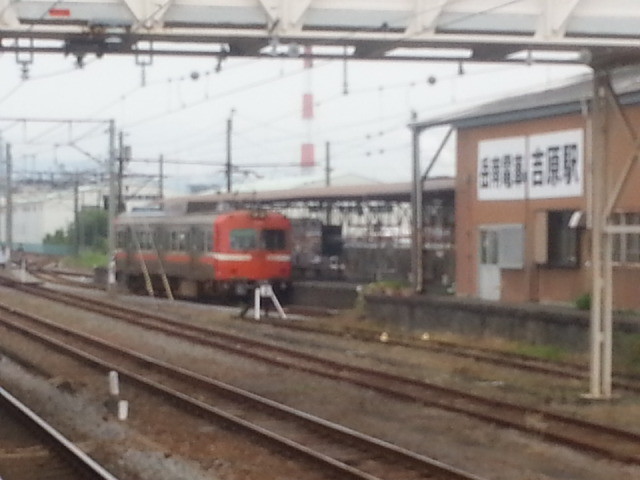 20150509_082454 富士 - JRホームから岳南電車をみる