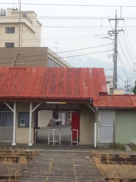 20150509_093524 比奈 - 駅舎のうえに富士山