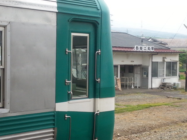 20150509_110423 岳南江尾 - かぐや富士号と駅舎
