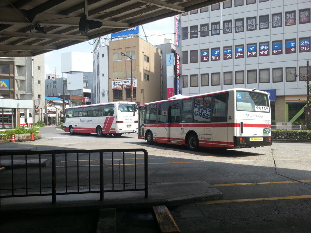 20150624_100124 東岡崎 - 観光バスと名鉄バス