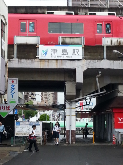20150701_131826 津島 - ホームに停車中のあかい電車