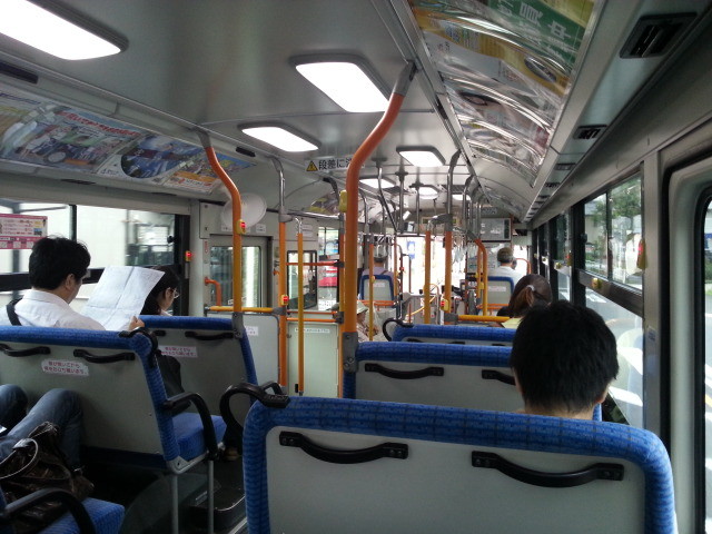 20150723_145004 幹神宮1系統バス - 新幹線をくぐる