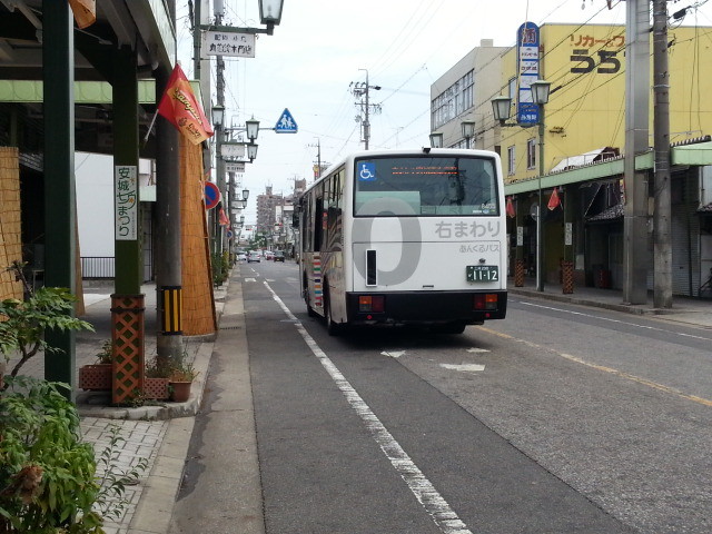 20150812_123310 朝日町西バス停 - みぎまわり循環線バス