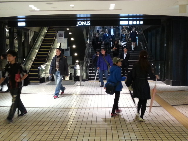 20151115_083800 横浜 - 相模鉄道かいさつ階にのぼる階段