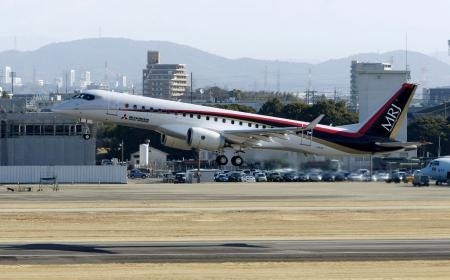 2016.2.10 名古屋空港を離陸するMRJ（ちゅうにち）
