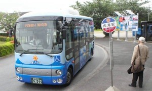 内海駅に停車中のうみっこバス（ちゅうにち）300-180