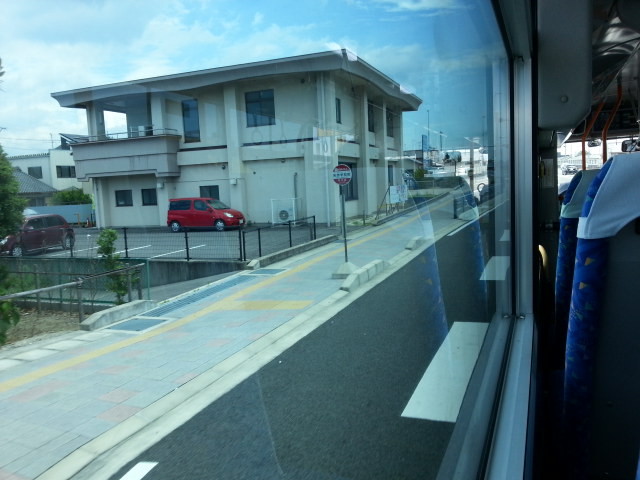 20160705_115205 東岡崎いきバス - 矢作学校前を通過