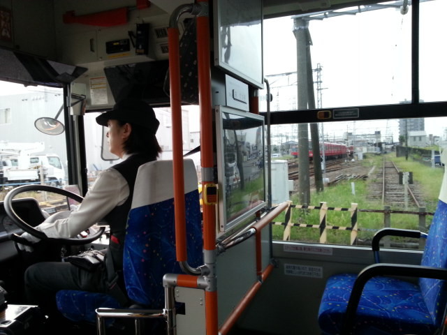 20160917_165748 名鉄バス - 名古屋本線ふみきりをわたる