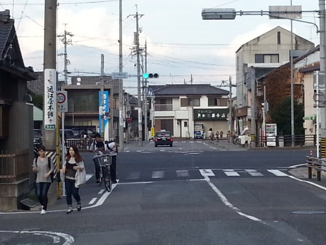 20161007_160533 名鉄バス - 矢作橋駅前交差点を右折