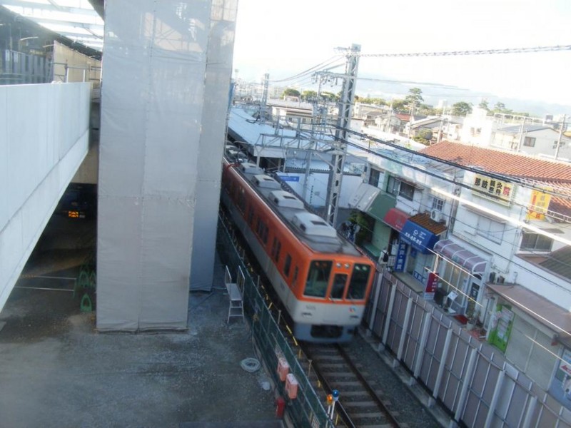 第2工区 (2) 阪神鳴尾駅上り線高架ホーム（左）と仮上りホーム（右）