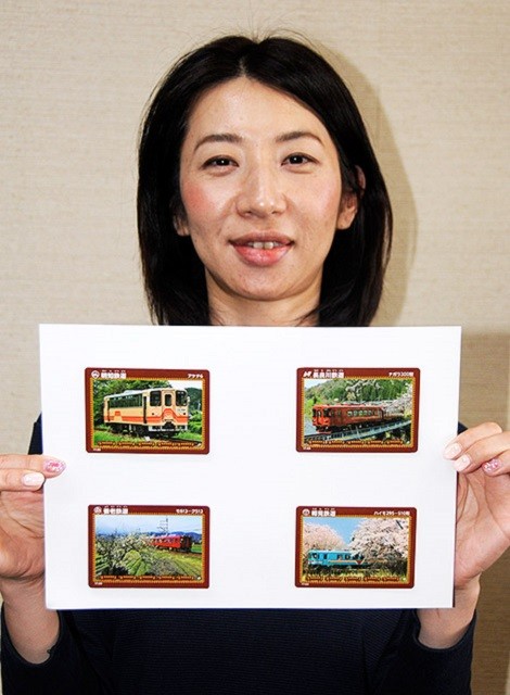 岐阜県内4地方鉄道の「鉄カード」をかかげる明知鉄道の伊藤温子さん