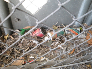 東関道下のフェンスの中のゴミ