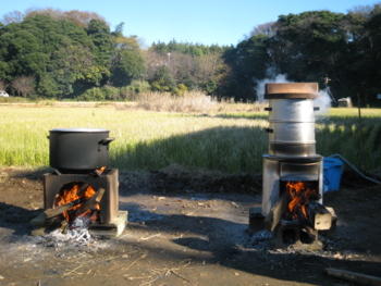 豚汁を煮る・餅米を蒸かす
