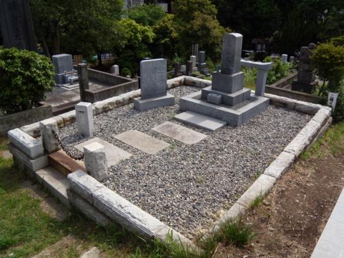 秋山家之墓所(左斜より)