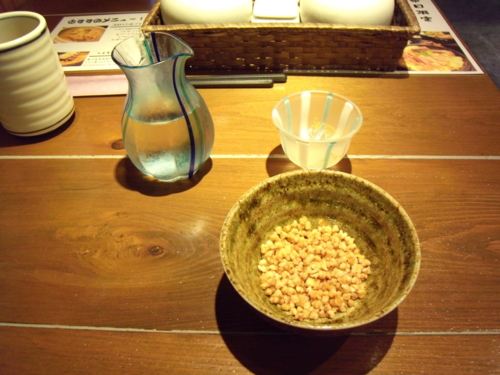 米鶴かっぱ・特別純米(500円)と揚げた蕎麦の実