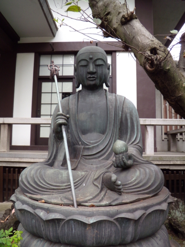 銅造地蔵菩薩坐像近景