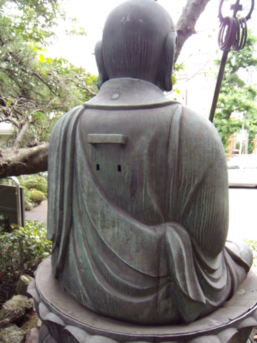 銅造地蔵菩薩坐像裏側