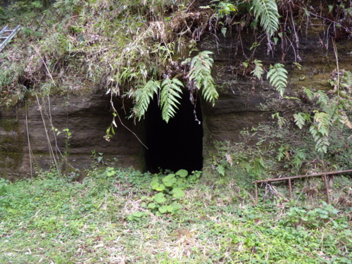 本堂裏の洞穴