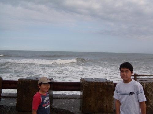 太東崎の海と息子達