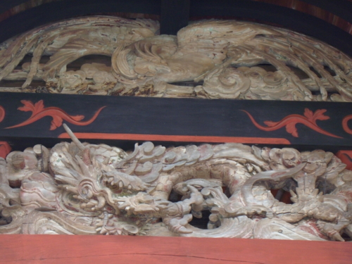 本堂外部の龍の彫刻