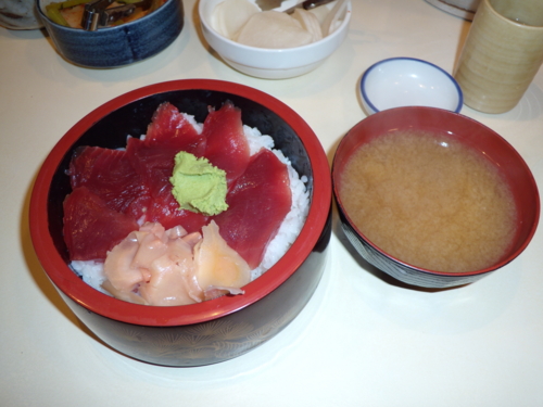 鉄火丼(600円)+蜆の味噌汁(100円)