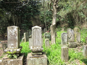 薬師堂の墓地
