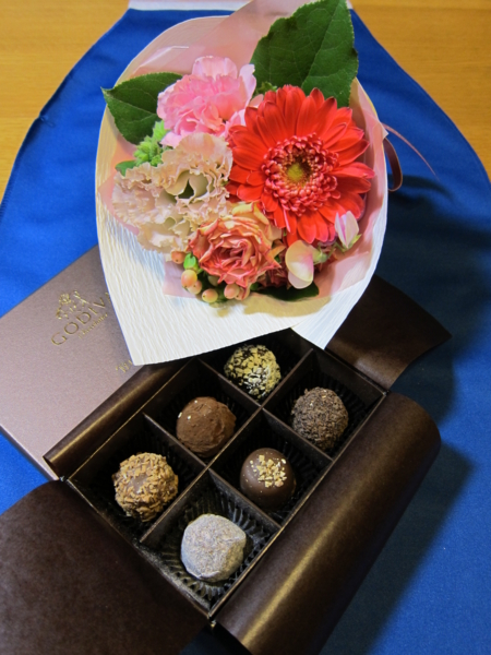 かみさんの誕生日に花束とチョコレート