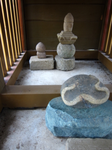 鎌足神社　小祠下の石祠部品と白蛇の石