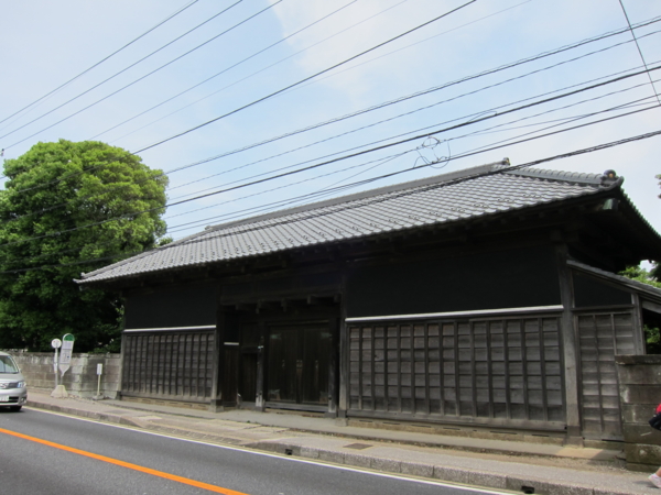 成田街道の長屋門