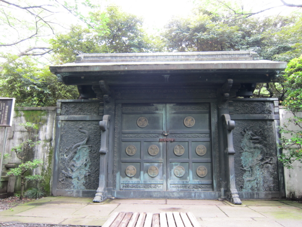 鋳抜門(徳川家墓所入口)