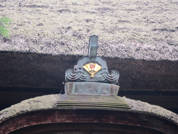 本堂に掲げられた日の丸絵紋の佐竹氏の軍扇