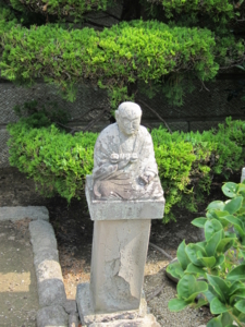 石造弘法大師像