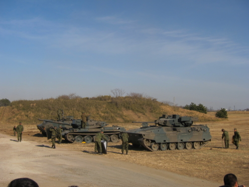 89式装甲戦闘車と74式戦車