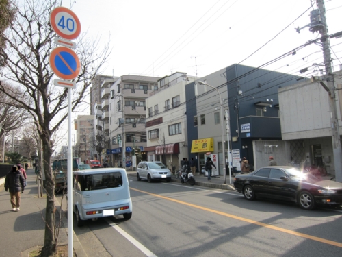 店の前の路駐(右前より)