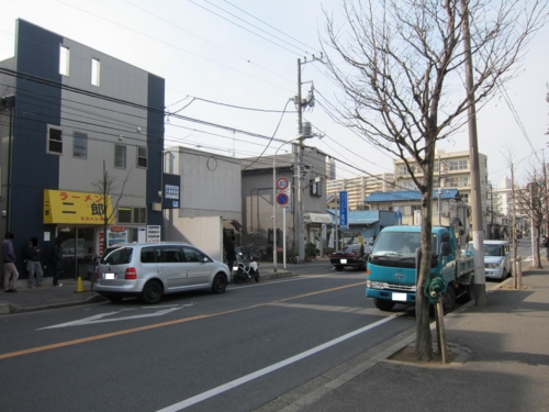 店の前の路駐(左前より)