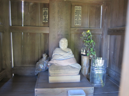 第二番札所の石造弘法大師坐像