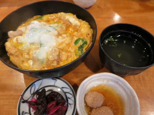 親子丼[スープ・小鉢・おしんこ付]（950円）