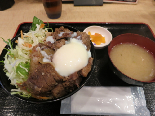 牛すじ丼（800円）＋ご飯大盛り（0円）