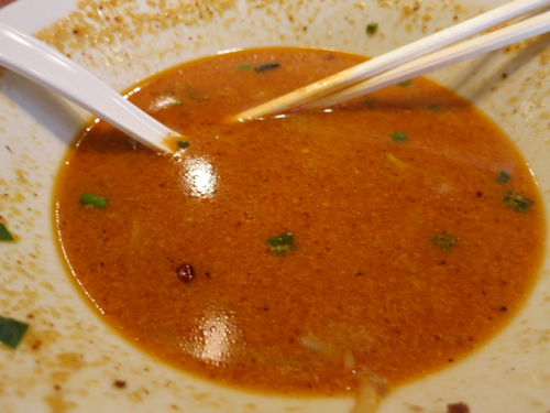 濃厚で複雑な味の味噌スープ