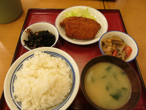 三品定食[ごはん・味噌汁おかわり自由](750円)