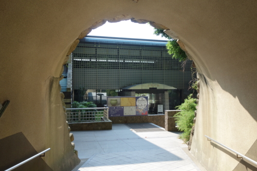 トンネルの先にある県立金沢文庫