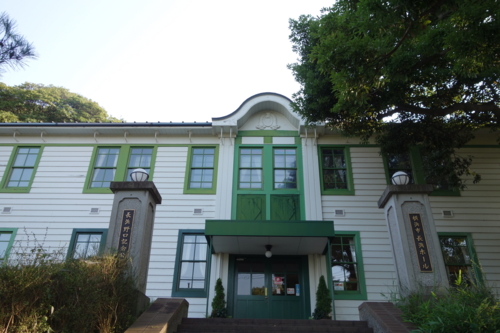 旧横浜検疫所の事務棟の外観を復元した長浜ホール