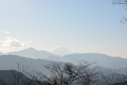 高尾山頂から富士山を眺める