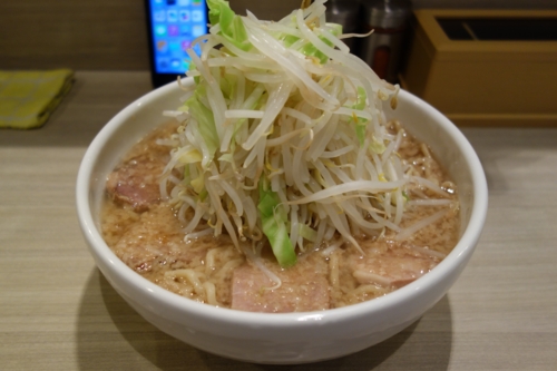 半チャーシュー麺大盛(800円)太麺・ヤサイ