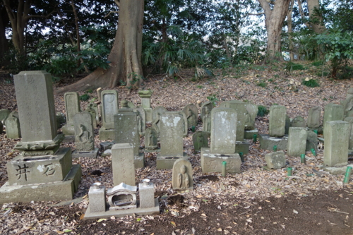 堂宇裏の墓石群